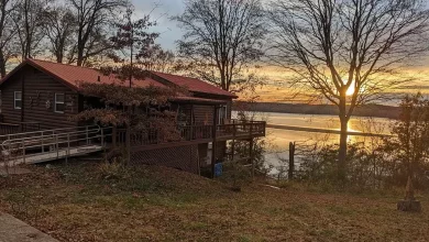 Photo of This Beautiful Home Overlooks The Main Channel Of Lake Barkley. $180,000