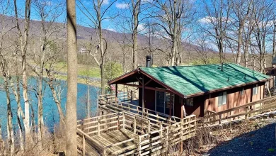 Photo of Rarely-available premium-lot COTTAGE OVERLOOKING THE LAKE in Shawneeland! Lovingly cared for as a vacation home for the past two decades, $245,000